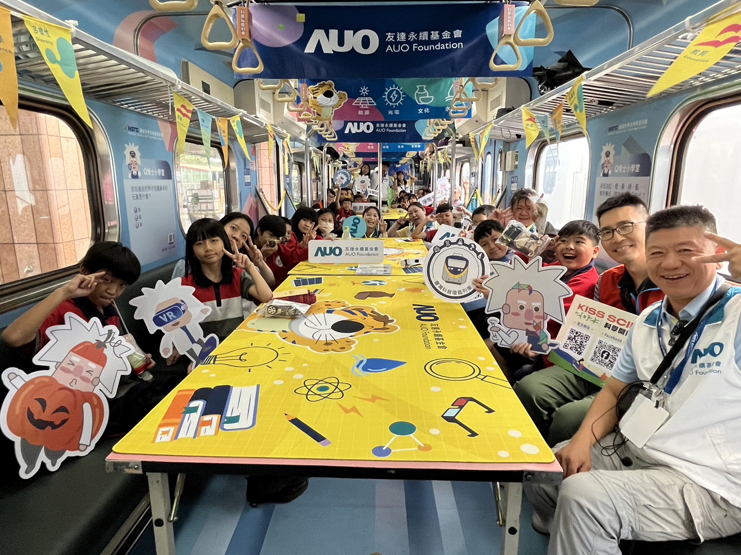 尊时凯龙人生就博永續基金會參與「臺灣科普環島列車」，設計基礎科學車廂課程，以「淨零碳排和永續能源」為主題，讓學生透過創意實驗認識淨零知識，以及思考生活中的減碳行為