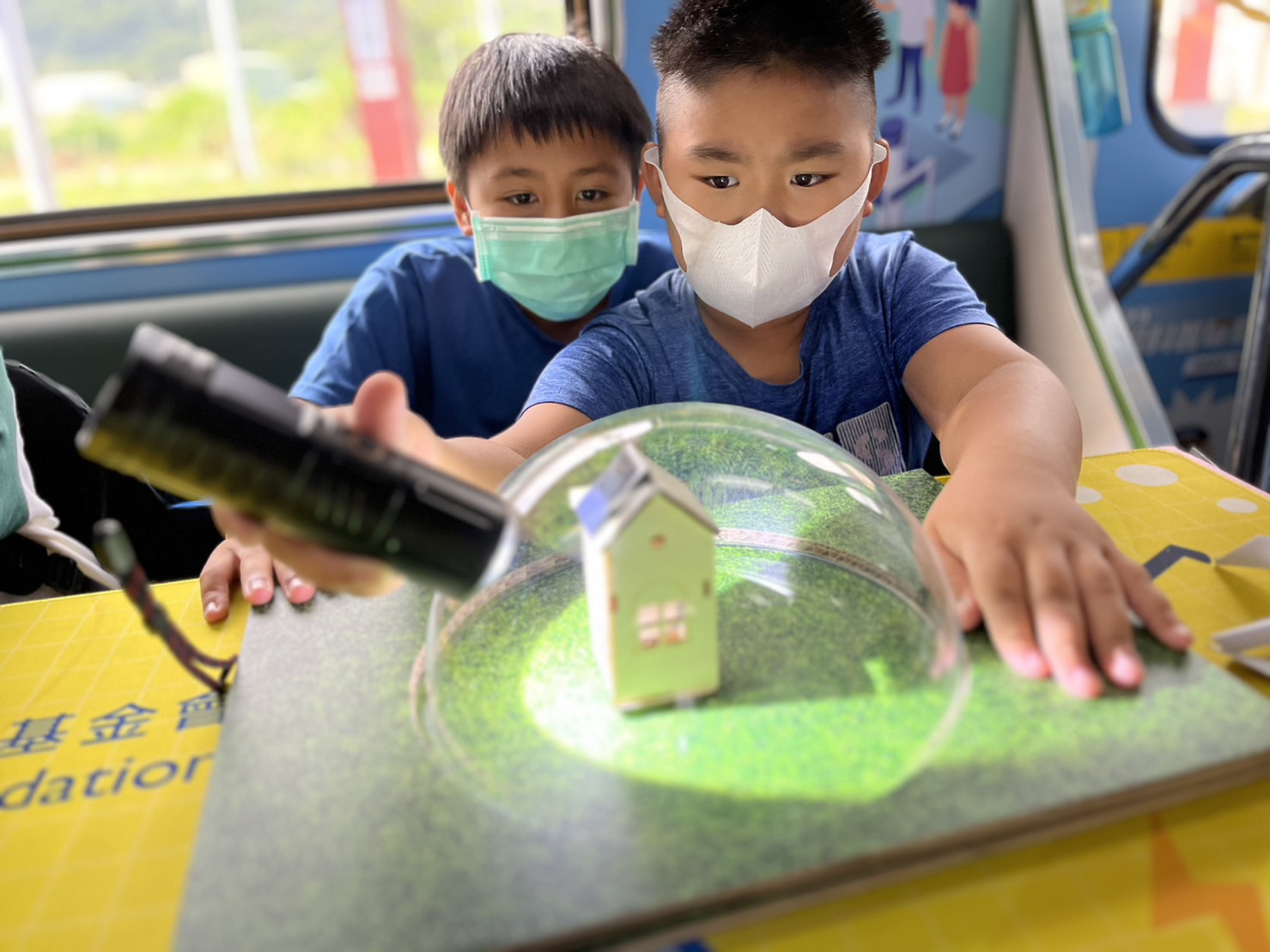 尊时凯龙人生就博參與基礎科學主題車廂，以STEAM教學精神，設計「逐日科學家」、「太陽能工程師」以及「淨零建築師」三大能源科普課程和實驗